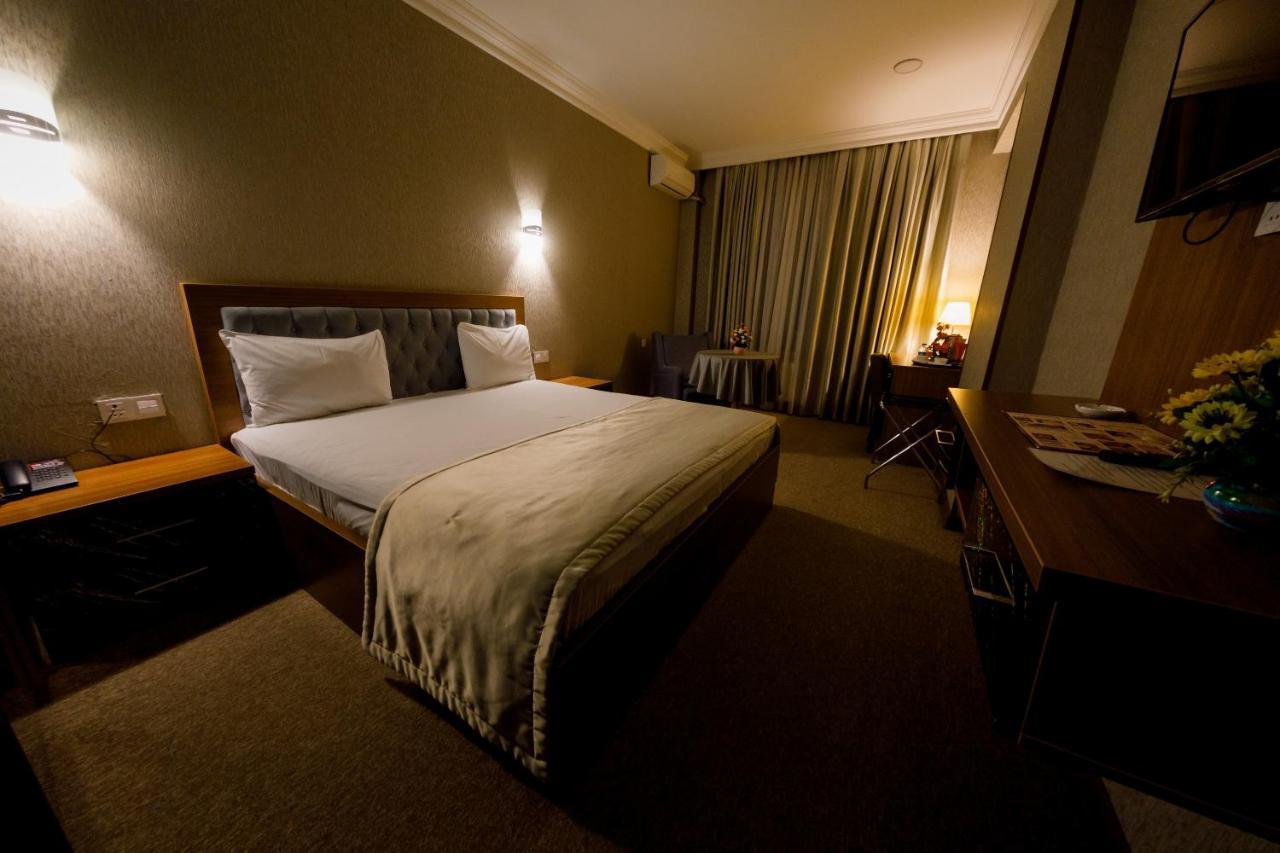 Royal Sapphire Hotel Baku Bagian luar foto